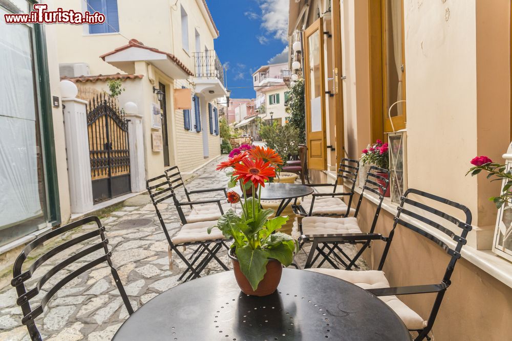 Immagine Fiori sui tavolini di un bar in una via di Preveza, Grecia.