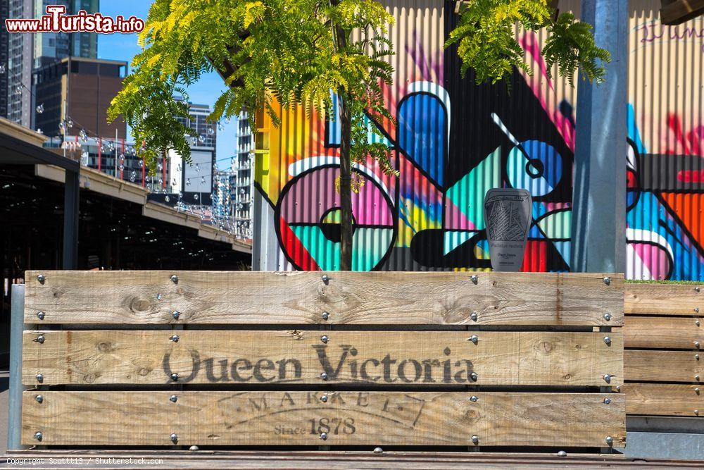 Immagine Fioriere in legno e graffiti al Queen Victoria Market di Melbourne, Australia - © Scottt13 / Shutterstock.com