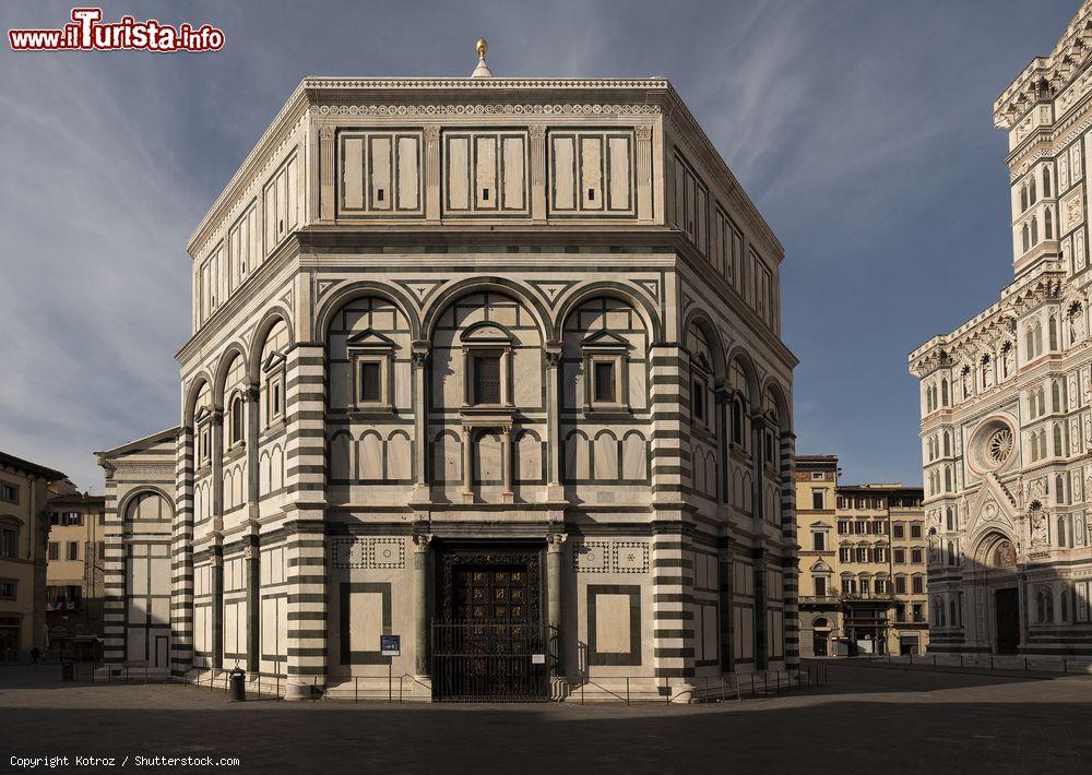 Immagine Firenze con il coronavirus: piazza Duomo e il Battistero senza turisti per la quarantena di Covid-19 - © Kotroz / Shutterstock.com