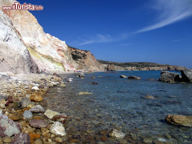 Immagine Firiplaka, Milos: e sfumature delle rocce ricordano quelle di una torta. Bianco candido, giallo e rosa sono gli incredibili colori di questo tratto di costa nella parte meridionale di Milos.