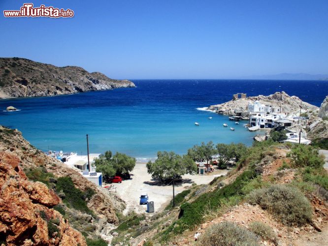 Immagine Firopotamos, Milos: sulla spiaggetta di Firopotamos può essere divertente giocare con le onde quando soffia il Meltemi, ma occorre fare attenzione perché le correnti possono essere anhe molto forti.