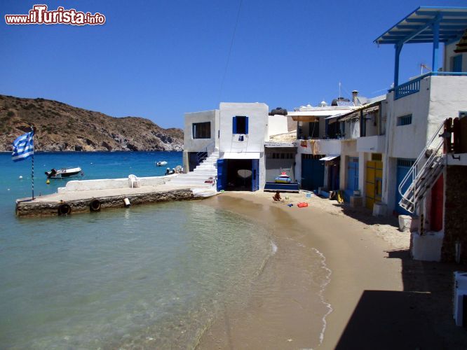 Immagine Firopotamos: le case tradizionali dei pescatori, conosciute in greco con il nome di "syrmata", come di regola anche in questa minuscola località sulla costa settentrionale di Milos sono coloratissime.
