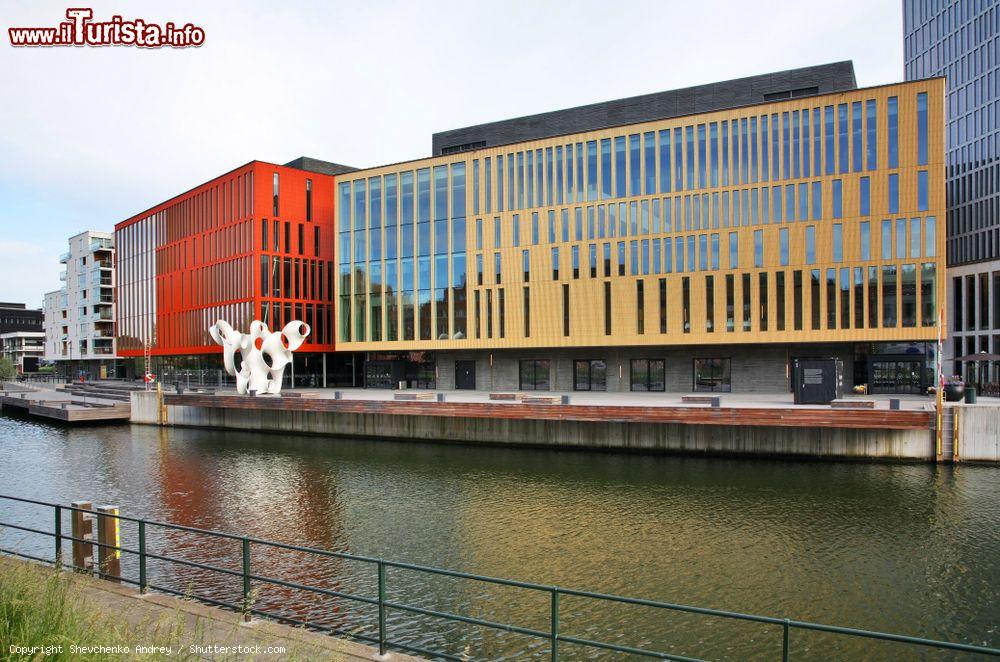 Immagine Fiskehamnsgatan Street sull'isola di Universitetsholmen a Malmo, Svezia - © Shevchenko Andrey / Shutterstock.com