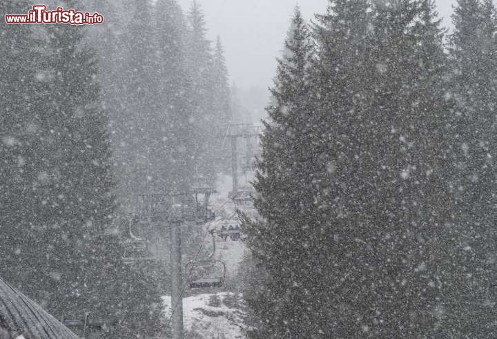 Immagine Fitta nevicata sugli impianti di risalita di Chepelare in Bulgaria