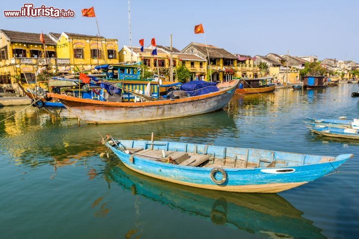 Immagine Il fiume costellato di barche ad Hoi An, il famoso villaggio del vietnam  - © Aoshi VN / Shutterstock.com