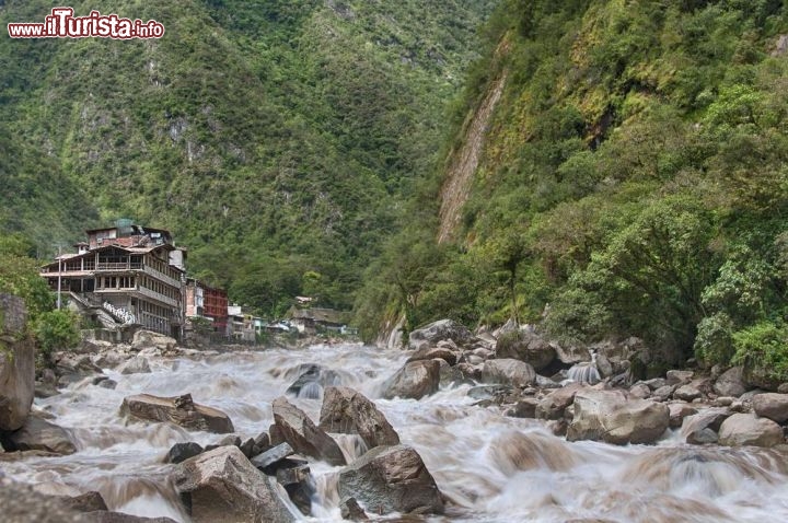 Immagine Fiume Urubamba, Aguas Calientes: è il fiume lungo il quale è stato costruito il paese di Aguas Calientes (oggi Machupicchu Pueblo). È una risorsa per la comunità, ma in passato è stato anche responsabile di alluvioni che hanno distruto molte abitazioni - Foto © Jerome Stubbs / Shutterstock.com