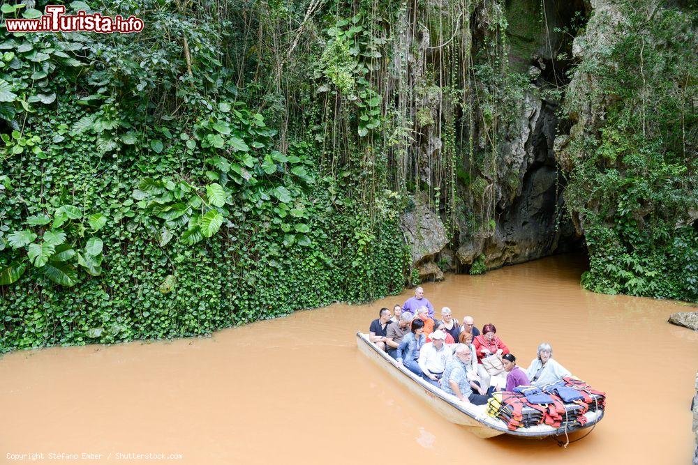 Immagine Turisti su una piccola imbarcazione all'uscita della Cueva del Indio, una caverna della Valle de Viñales (Cuba) dove scorre un fiume sotterraneo - © Stefano Ember / Shutterstock.com