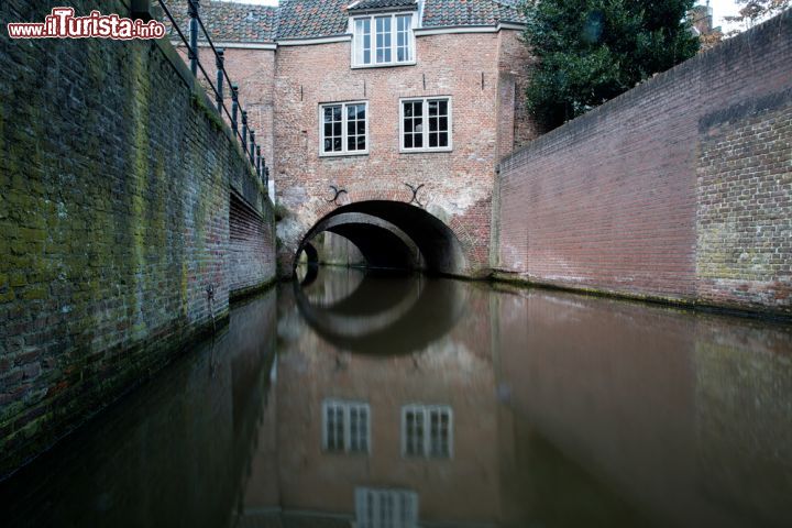 Immagine Uno scorcio del fiume Dieze che attraversa la città di Den Bosch, in Olanda. Come in altre città dei Paesi Bassi, anche qui i fiumi e i canali sono parte integrante del sistema cittadino - foto © Rob van Esch / Shutterstock.com