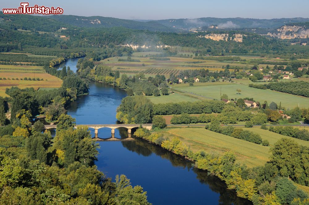 Immagine Il fiume Dordogna attraversato da un ponte, Francia. E' uno dei panorami che si può ammirare dalla cittadina di Domme.