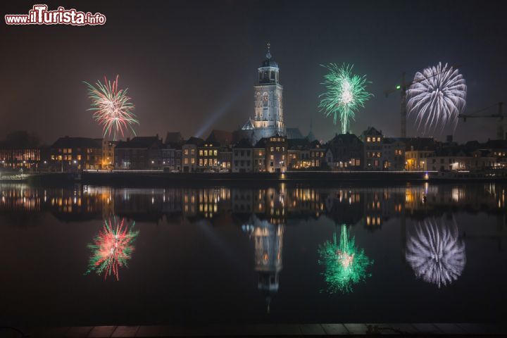Immagine I fuochi artificiali sul cielo di Deventer si riflettono sulle acque del fiume Ijssel durante i festeggiamenti per l'ultimo dell'anno - foto © elroyspelbos / Shutterstock.com