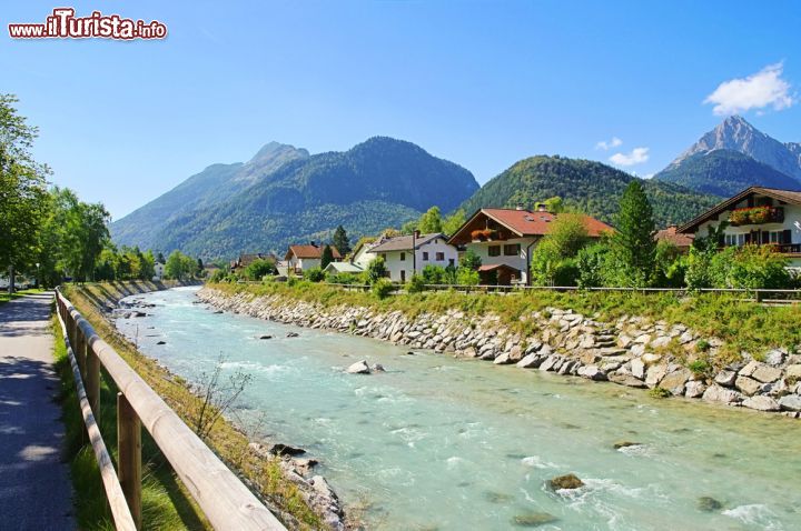 Immagine Uno scorcio del fiume Isar nei pressi di Mittenwald, Germania - © LianeM / Shutterstock.com