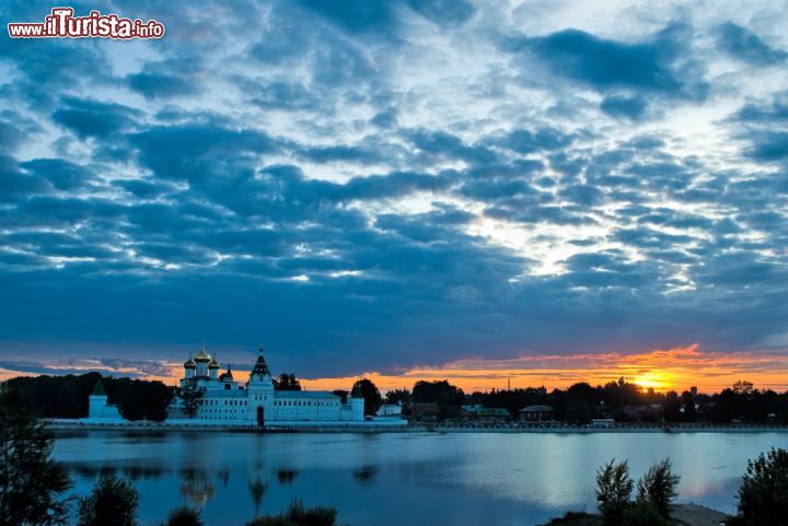 Immagine Fiume della Russia europea centrale lungo 354 chilometri e affluente sinistro del Volga, la Kastroma nasce dalle alture di Galic. Gelata mediamente dal mese di Novembre a fine Aprile, con portate che possono raggiungere anche i 1600 m3/s in periodo primaverile, la Kastroma è navigabile a monte della foce sino alla città di Buj - © Sergei Butorin / Shutterstock.com