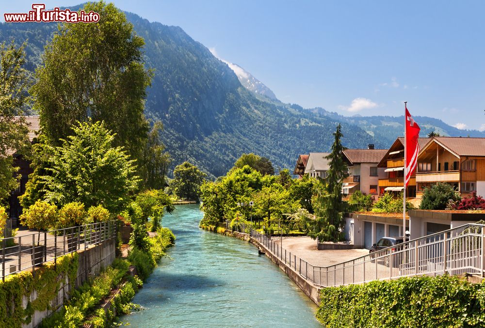 Immagine Uno scorcio paesaggistico del fiume e delle case di Interlaken, Svizzera.