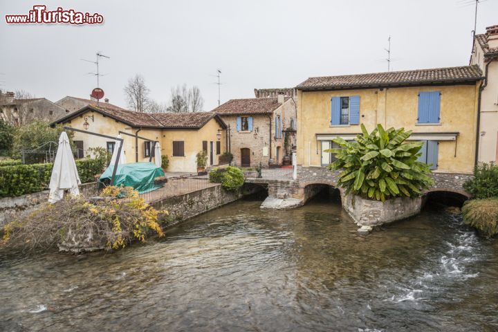 Immagine Fiume Mincio a Borghetto, Verona - Fiume dell'Italia settentrionale e ultimo affluente di sinistra del Po, il Mincio è il principale emissario del lago di Garda. Scorre tra le colline moreniche sino a Valeggio e poi nella Pianura Padana arrivando anche a lambire il corso inferiore della città di Mantova © Giancarlo Restuccia / Shutterstock.com