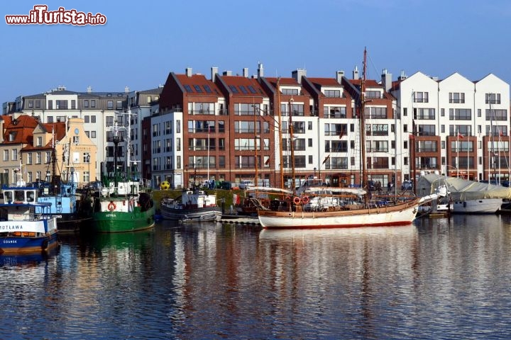 Immagine Fiume Motława, Danzica: la Motława è un braccio del fiume Vistola che attraversa la città di Danzica; entrambi i fiumi terminano il proprio percorso nel Mar Baltico. Nel suo passaggio per la città, la Motława crea anche due isolotti sui quali oggi sorgono edifici importanti come il Museo del Mare e la Filarmonica.