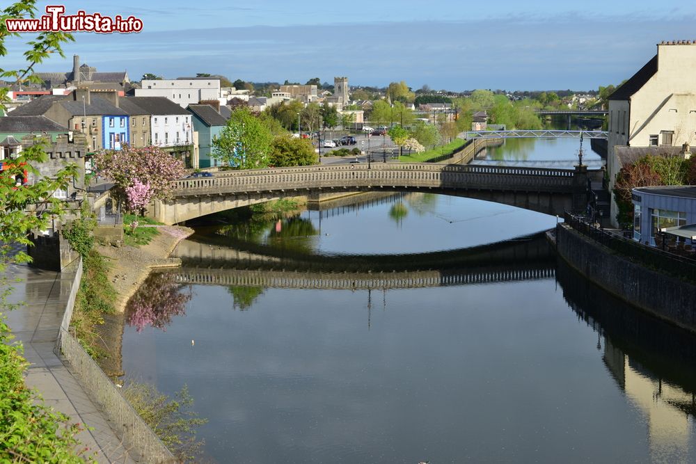 Immagine Il fiume Nore a Kilkenny in una mattinata di sole primaverile, Irlanda.