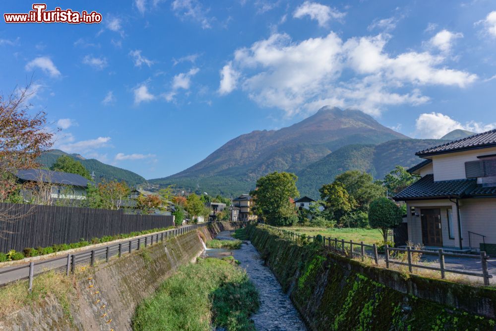 Immagine Il fiume Oita nella città di Yufuin con il monte Yufu sullo sfondo, prefettura di Oita, Giappone.