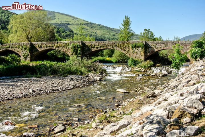 Immagine Fiume Oja a Ezcaray, Spagna - Si affaccia dolcemente sulle rive del fiume Oja questo tipico peasino montano della comunità autonoma di La Rioja, meta fra le preferite per gli amanti degli sport invernali quanto per chi si diletta in lunghe passeggiate © Ander Dylan / Shutterstock.com