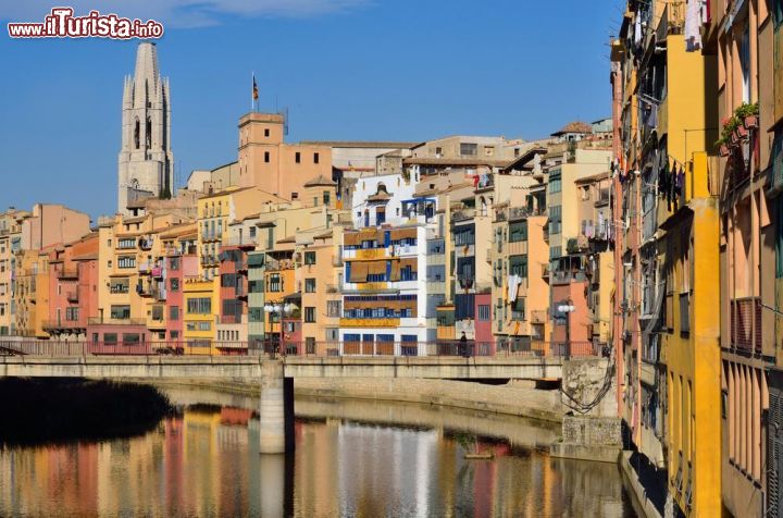 Immagine Il fiume Onyar e le case che vi si affacciano sono una vera e propria attrazione turistica di Girona. I colori pastello delle case contribuiscono a creare un'atmosfera tranquilla e piacevole - foto © Natalija Sahraj / Shutterstock.com