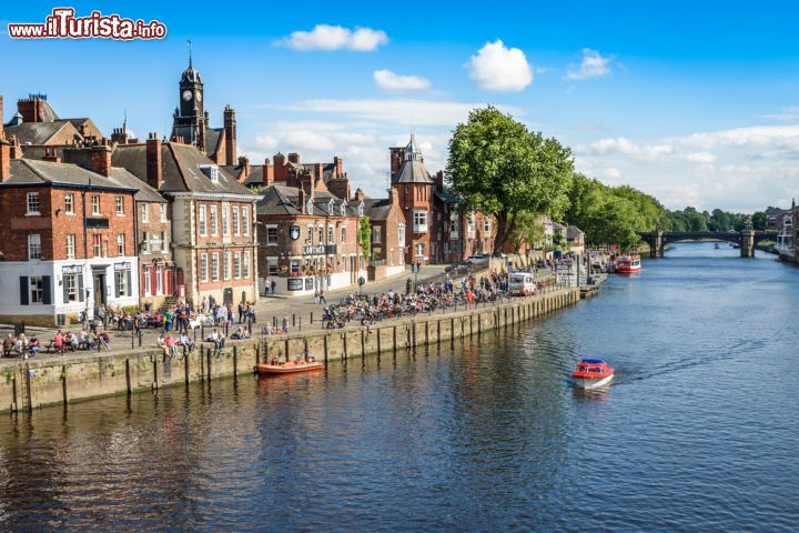 Immagine Il fiume Ouse attraversa la città di York. Sulle sue acque è possibile compiere brevi tour in barca organizzati per ammirare gli edifici da una prospettiva differente - foto © Steve Buckley / Shutterstock