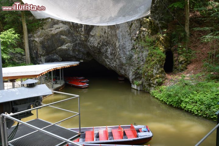 Immagine Uno scorcio del fiume Punkva con le grotte di Blansko, Repubblica Ceca. Queste grotte sono immerse nella natura e circondate da boschi.