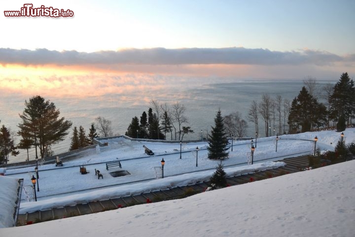 Immagine Fiume San Lorenzo, mattino presto: la vista dalle camere dell'Hotel Fairmont Manoir Richelieu consente di svegliarsi al mattino con questo spettacolo davanti agli occhi, con la nebbia che corre sul fiume e il Sole che sembra emergere dall'acqua.