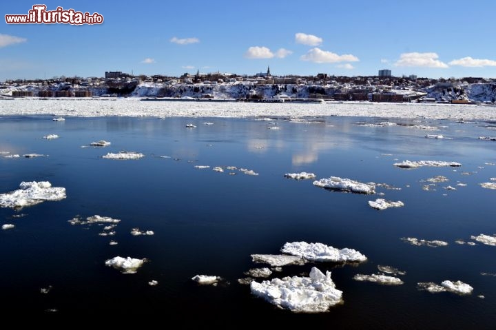 Immagine Fiume San Lorenzo, Quebec City: in inverno le acque del fiume San Lorenzo (o Saint-Laurent, in francese) si ghiacciano e creano effetti visivi spettacolari. Sulla sponda opposta del fiume si può scorgere la cittadina di Lévis.