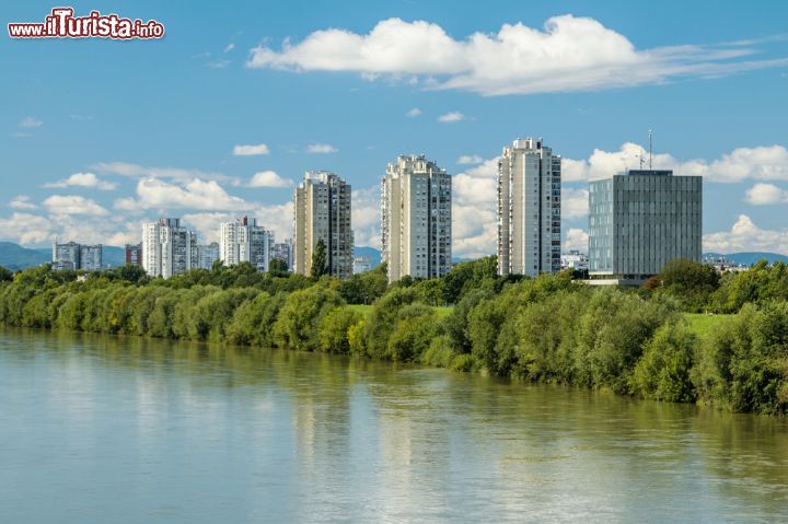 Immagine Fiume Sava e skyline di Zagabria, Croazia. La capitale moderna si affaccia sulle acque della Sava, il fiume che nasce in Slovenia ed è uno dei maggiori affluenti del Danubio - © iascic / Shutterstock.com