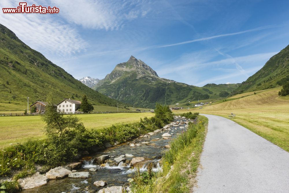 Immagine Il fiume Trisanna a Galtur, Austria. Una bella veduta sul monte Ballunspitze nella Paznaun Valley, Austria.