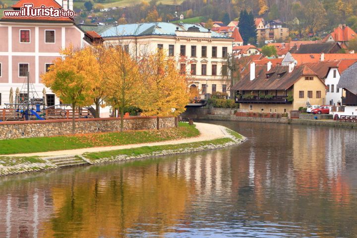 Immagine Abitazioni tipiche di Cesky Krumlov, Repubblica Ceca, sulle rive della Moldava - le splendide case di Cesky Krumlov si specchiano sulla Moldava, donando ai paesaggi dei colori delle sfumature davvero poetiche. Un paesaggio romantico e quasi malinconico, nel contesto di un'architettura che ha tutto il fascino dell'Europa centro-orientale. - © florinstana / Shutterstock.com