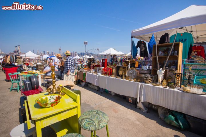 Immagine Artists & Fleas il mercato delle pulci a Williamsburg nell'East River State Park di Brooklyn a New York City  - © littleny / Shutterstock.com