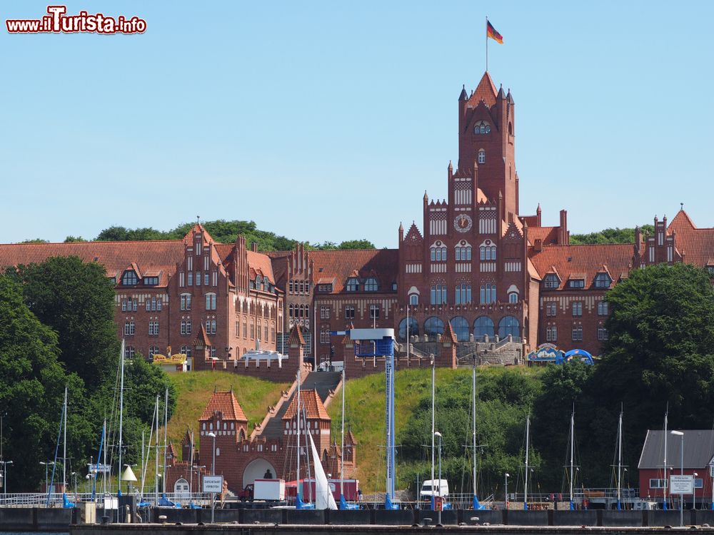 Immagine Flensburg è una città tedesca di confine, che per molto tempo è stata sotto il controllo danese. Qui vive una numerosa comunità danese perfettamente integrata.