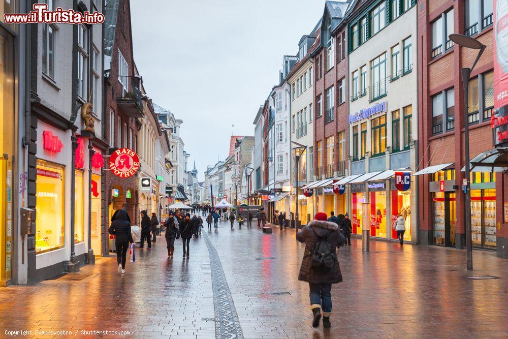 Immagine Flensburg, Germania: la vista di Grosse Strasse in una giornata di pioggia - © Evannovostro / Shutterstock.com