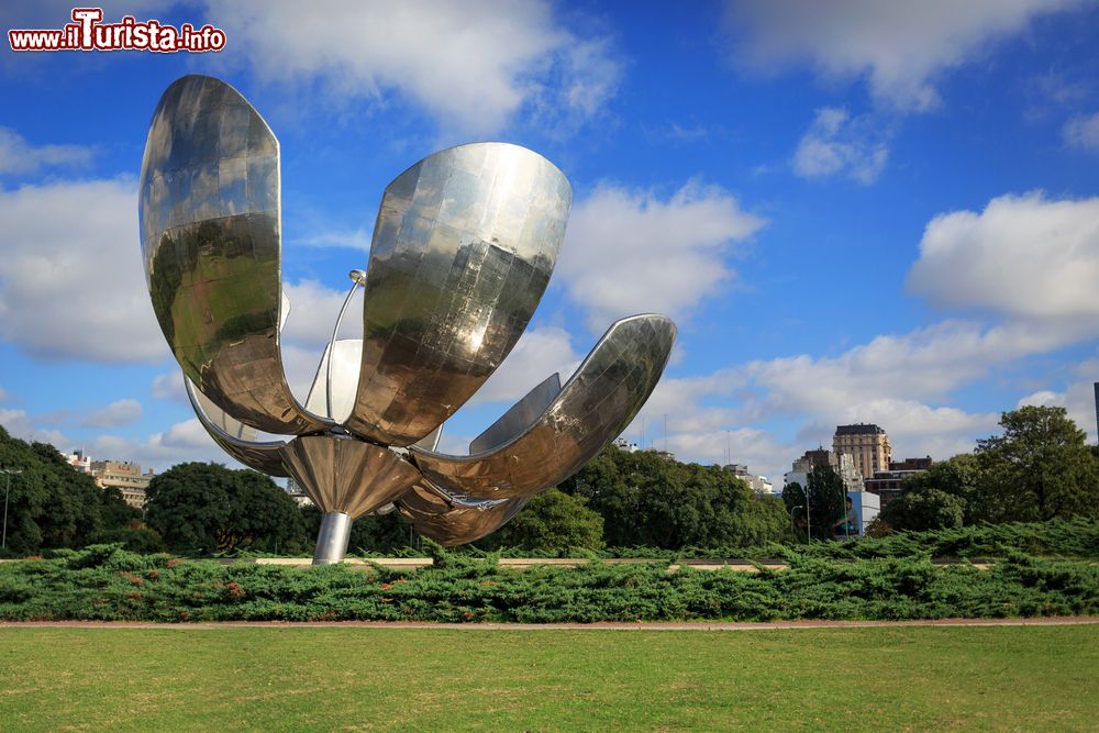 Immagine Floralis Generica, la scultura in acciaio ed alluminio in Plaza de las Naciones Unidas a Buenos Aires, Argentina