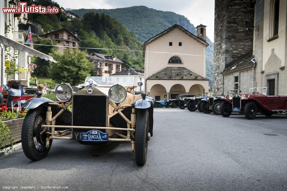 Immagine Un modello di Lancia Lambda nelle strade del piccolo bogo di Fobello, uno dei più belli del Piemonte. Siamo in provincia di Vercelli, nella Valsesia - © Image4pro / Shutterstock.com