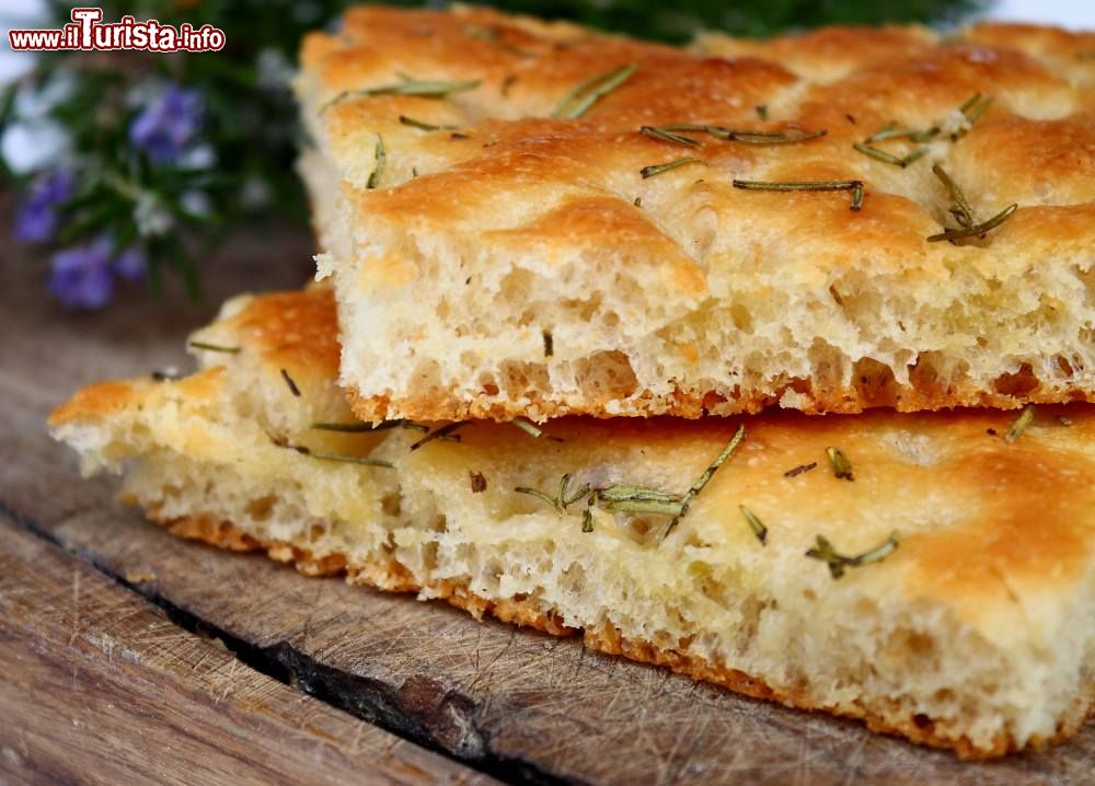 Immagine Una gustosa focaccia al rosmarino alla Sagra del Paniere di Susa, Piemonte.