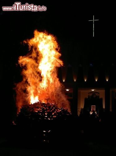 Immagine I Focaracci di Avezzano: ogni 26 aprile i fuochi per la Madonna di Pietraquaria - © Marchese del Gusto - Wikimedia Commons.