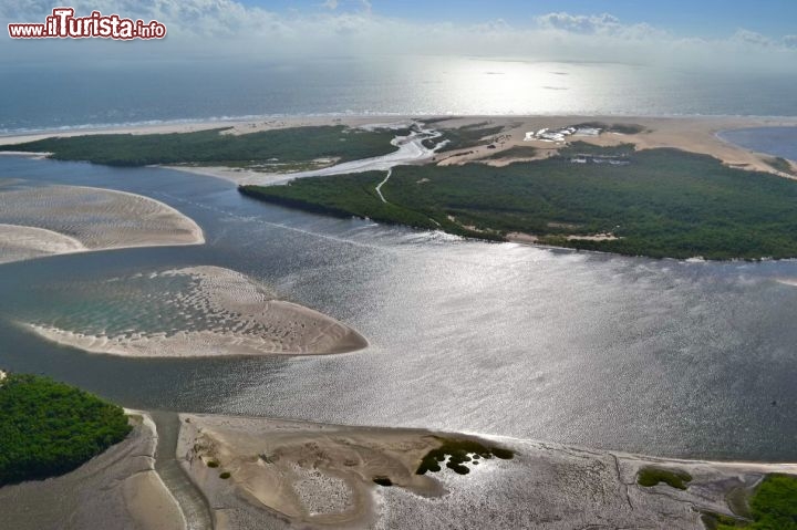 Immagine Foce del Rio Preguiças: una spettacolare immagine della foce del fiume che attraversa il Parco Nazionale dei Lençois Maranhenses, in Brasile, prima di gettarsi nell'oceano.