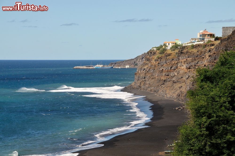 Immagine Fogo: la spiaggia di sabbia nera di Fonte de Vila e le alte scogliere che la delimitano. Siamo nell'arcipelago di Capo Verde.