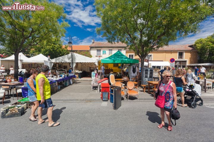 Immagine La gente frequenta ogni settimana il consueto mercato delle pulci, uno degli appuntamenti imperdibili di L'Isle-sur-la-Sorgue (Francia) - foto © Ivica Drusany / Shutterstock.com