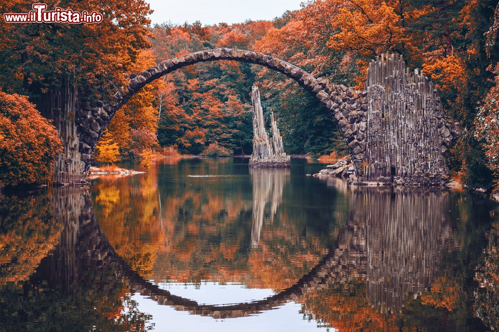 Immagine Foliage a Gablenz in Sassonia: simo presso il "ponte del diavolo" del Kromlauer Park in Germania