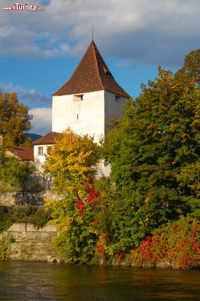 Immagine Foliage autunnale a Leoben, Austria. In autunno la città si tinge di mille sfumature che rendono il paesaggio ancora più pittoresco.