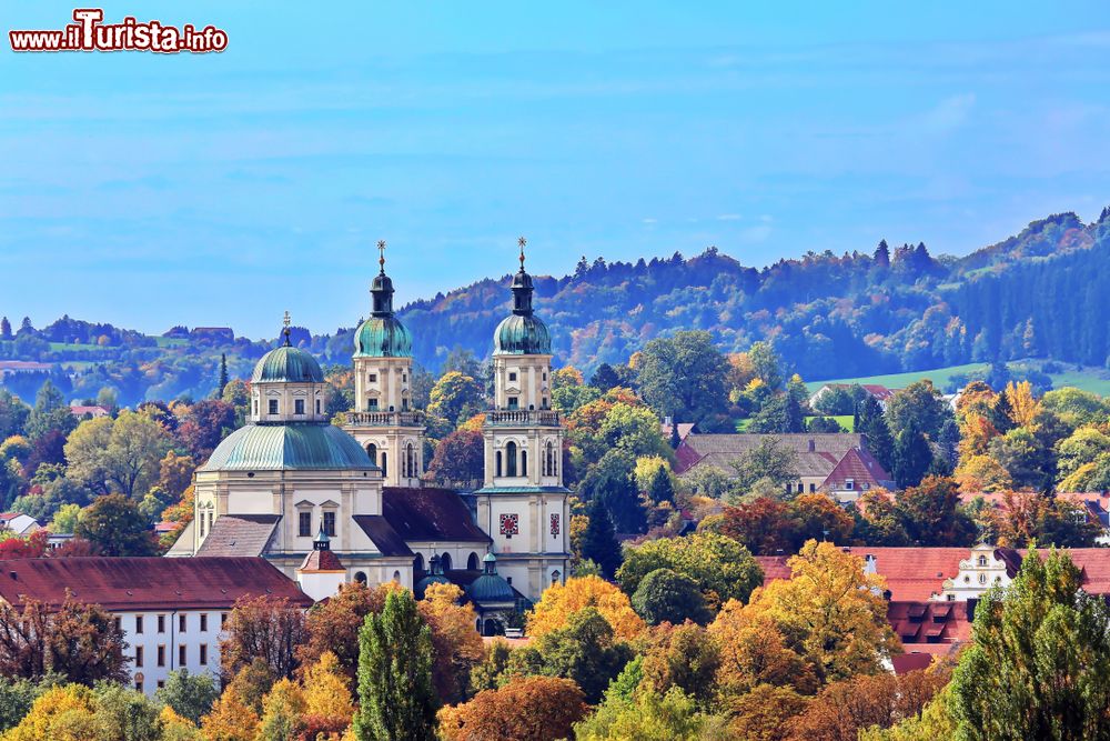 Immagine Foliage autunnale nel centro storico di Kempten, Germania, con la basilica di San Lorenzo sullo sfondo.