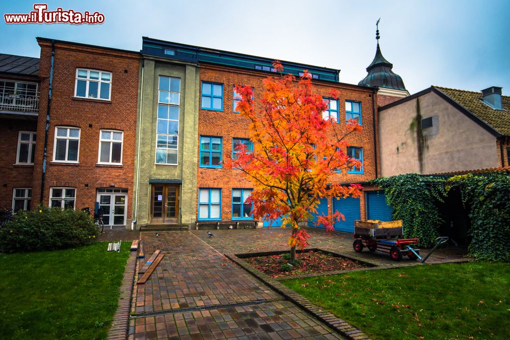 Immagine Foliage autunnale in una strada del centro storico di Lund, Svezia. E' la seconda città più antica del paese e si trova nella provincia della Scania, nel sud della Svezia.