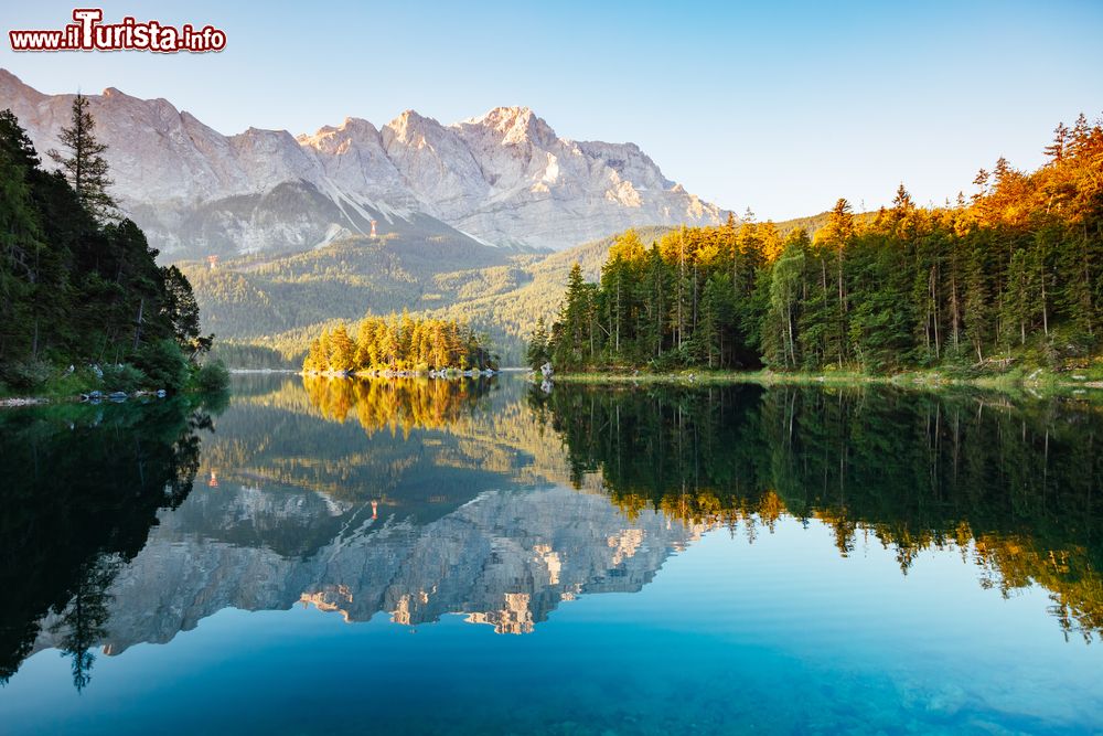 Immagine Foliage autunnale nei pressi del lago Eibsee a Garmish-Partenkirchen, Germania. Sorge alla base dello Zugspitze, la più alta vetta del paese. Ha una superficie di oltre 177 ettari.