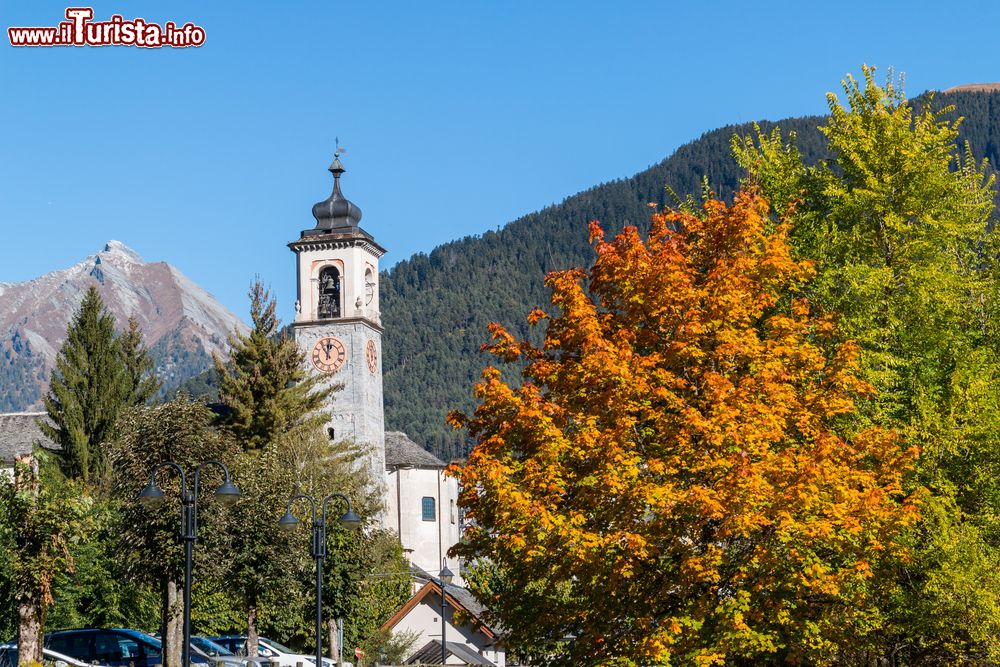 Immagine Foliage autunnale nella valle Vigezzo a Verbania, Piemonte. Siamo in una delle sette valli che si diramano dalla Val d'Ossola e che mette in comunicazione Italia e Svizzera. E' nota anche come valle dei pittori per la presenza di paesaggisti e ritrattisti.