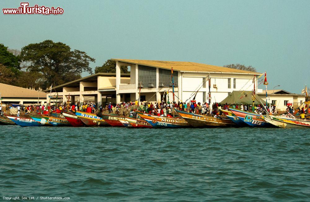 Immagine Folla africana in attesa dell'imbarco sulle barche al porto di Conakry, Guinea - © Sem Let / Shutterstock.com