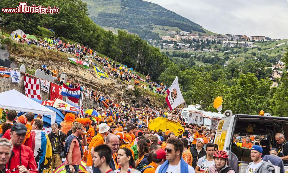 Immagine Folla di persone in attesa dei ciclisti del Tour de France all'Alpe d'Huez, Francia - © Radu Razvan / Shutterstock.com