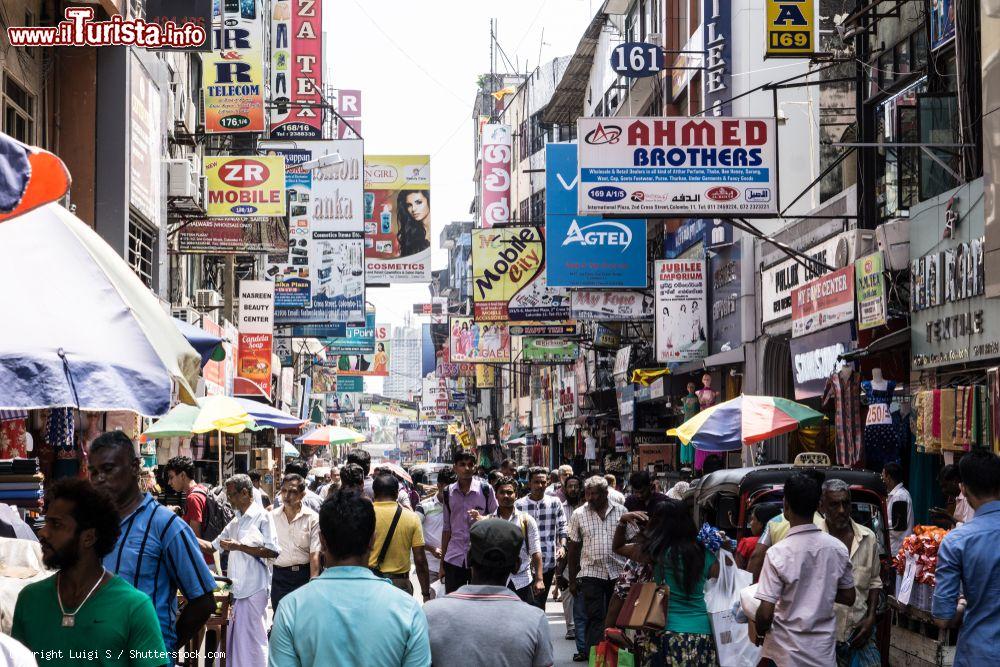 Immagine Folla di persone in una strada del Pettah Market a Colombo, Sri Lanka. Noto anche come Manning Market, questo mercato all'aperto si trova nel sobborgo di Pettah - © Luigi S / Shutterstock.com