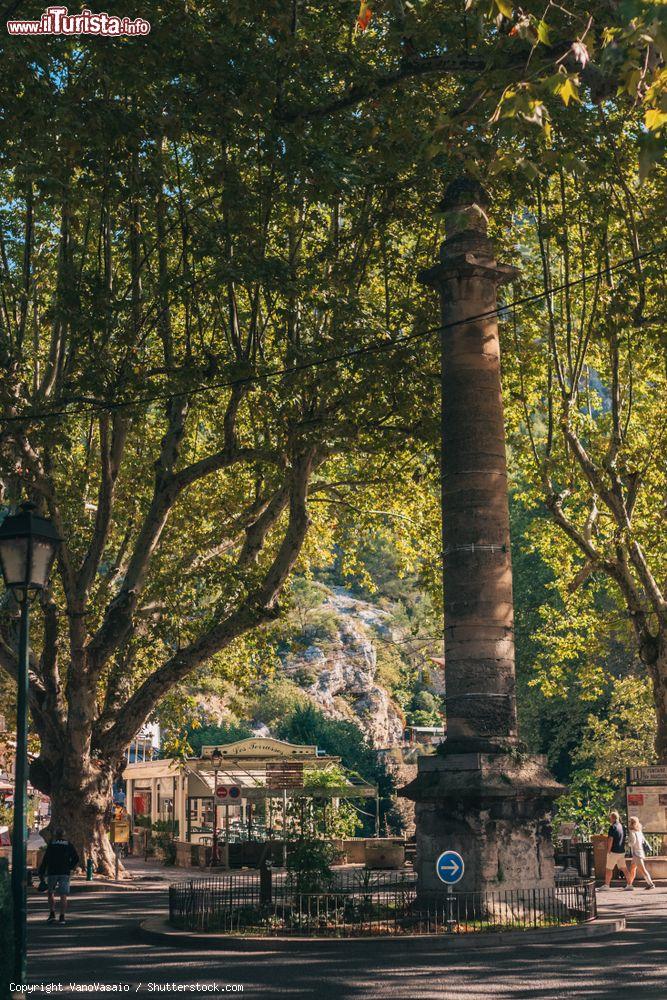 Immagine Fontaine-de-Vaucluse, Provenza (Francia): la graziosa piazzetta con colonna nel centro del paesino fotografata in autunno - © VanoVasaio / Shutterstock.com